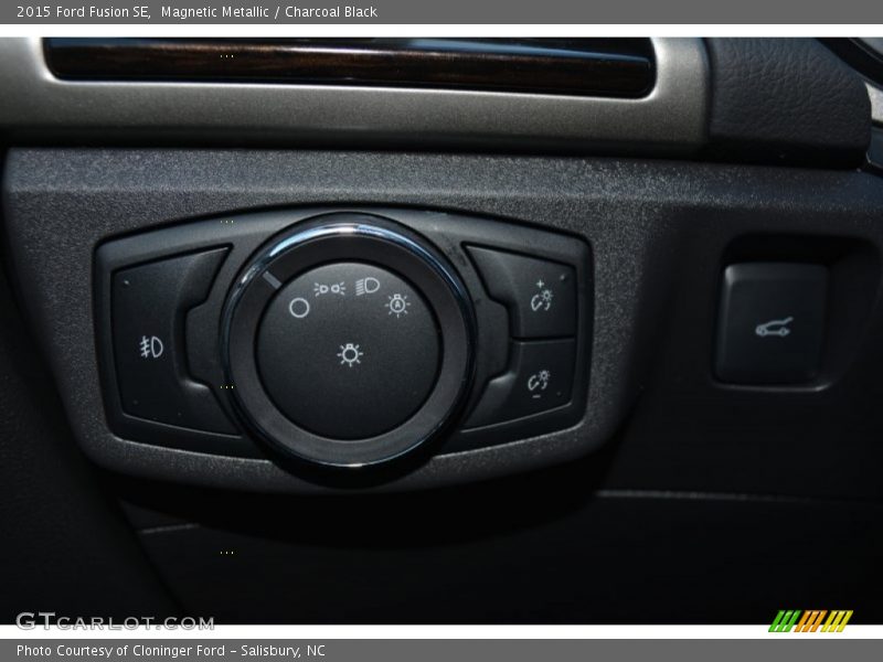 Magnetic Metallic / Charcoal Black 2015 Ford Fusion SE
