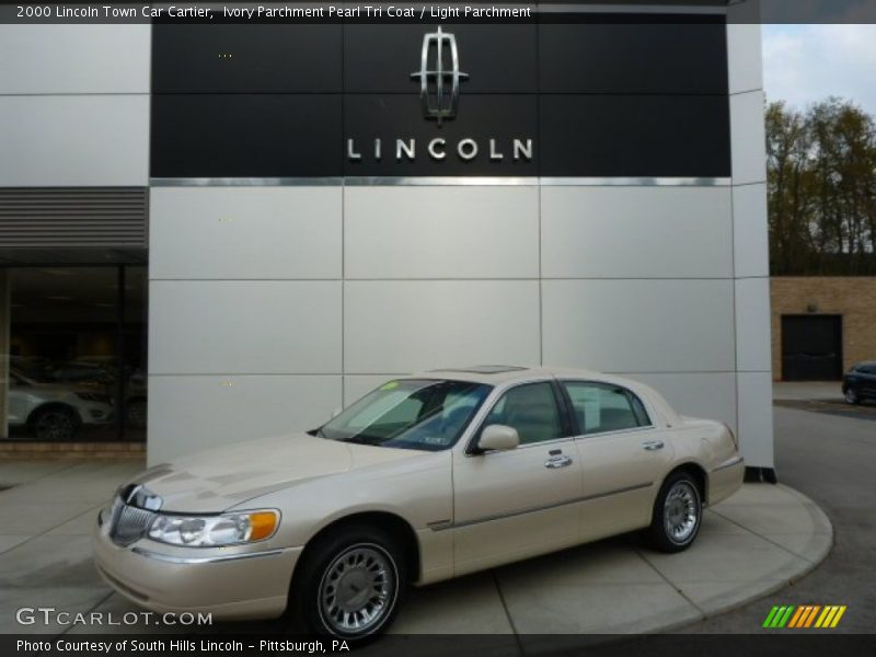 Ivory Parchment Pearl Tri Coat / Light Parchment 2000 Lincoln Town Car Cartier