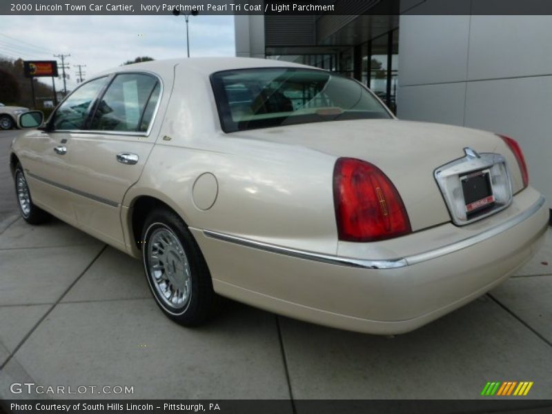 Ivory Parchment Pearl Tri Coat / Light Parchment 2000 Lincoln Town Car Cartier