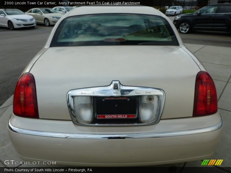 Ivory Parchment Pearl Tri Coat / Light Parchment 2000 Lincoln Town Car Cartier