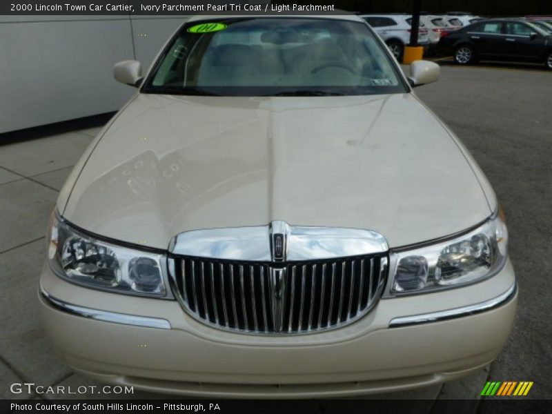 Ivory Parchment Pearl Tri Coat / Light Parchment 2000 Lincoln Town Car Cartier
