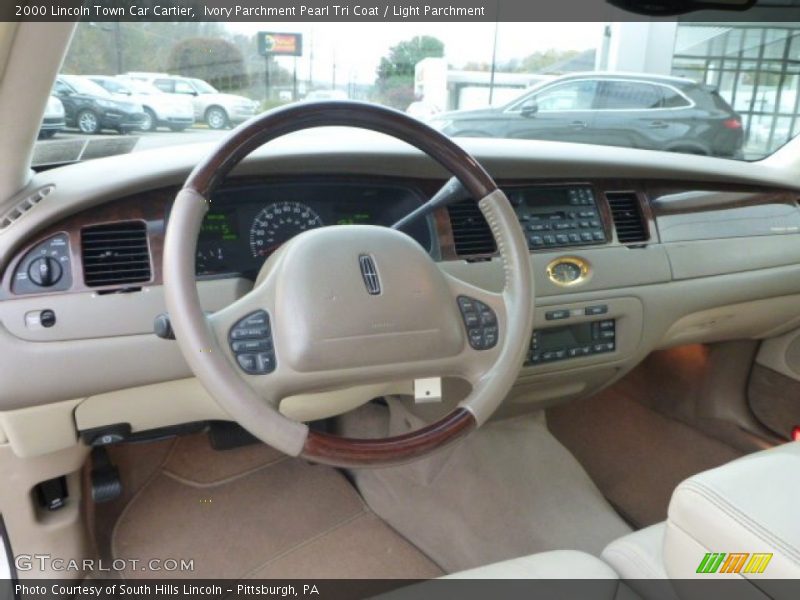 Ivory Parchment Pearl Tri Coat / Light Parchment 2000 Lincoln Town Car Cartier
