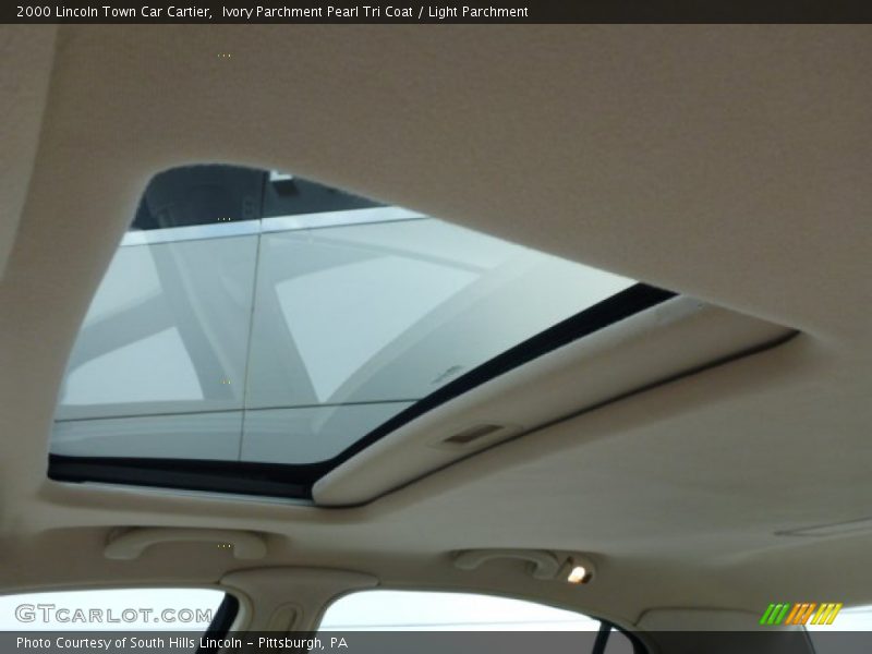 Ivory Parchment Pearl Tri Coat / Light Parchment 2000 Lincoln Town Car Cartier