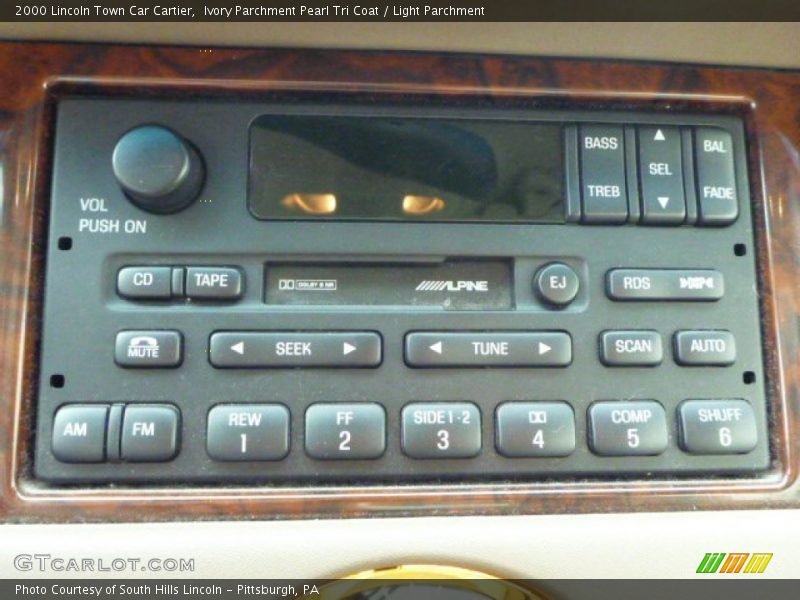 Ivory Parchment Pearl Tri Coat / Light Parchment 2000 Lincoln Town Car Cartier