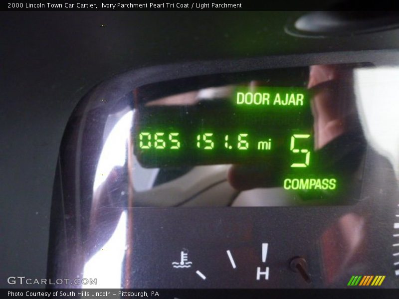 Ivory Parchment Pearl Tri Coat / Light Parchment 2000 Lincoln Town Car Cartier