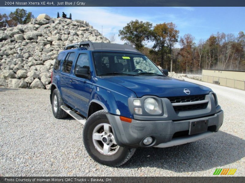 Front 3/4 View of 2004 Xterra XE 4x4