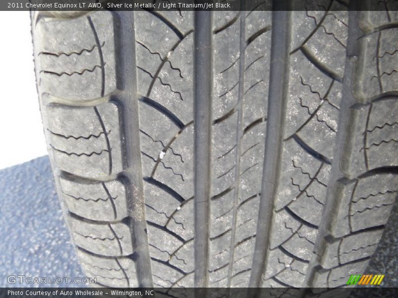Silver Ice Metallic / Light Titanium/Jet Black 2011 Chevrolet Equinox LT AWD