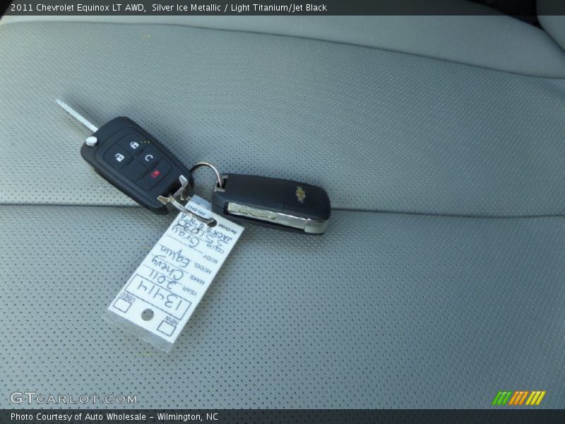 Silver Ice Metallic / Light Titanium/Jet Black 2011 Chevrolet Equinox LT AWD