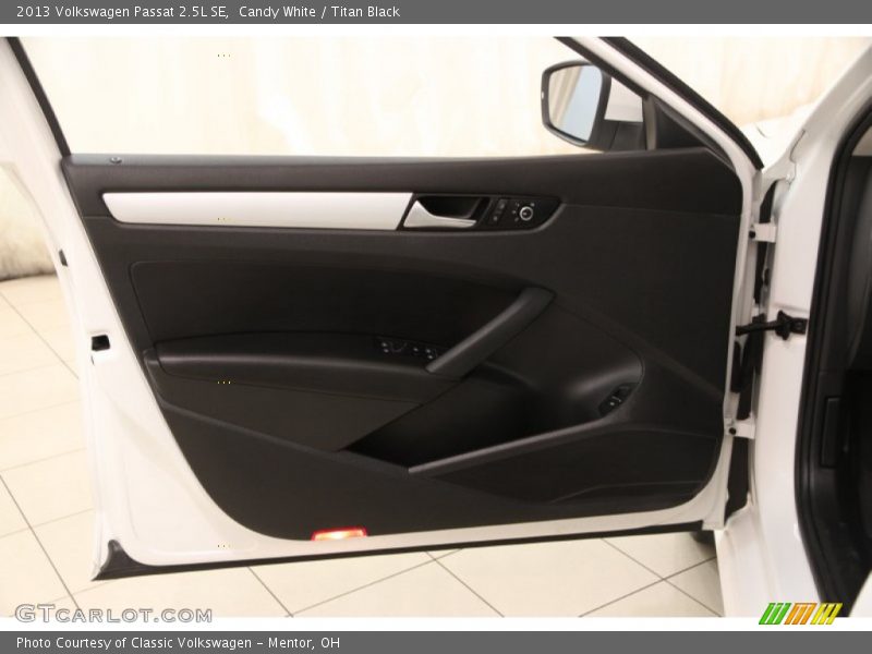 Candy White / Titan Black 2013 Volkswagen Passat 2.5L SE