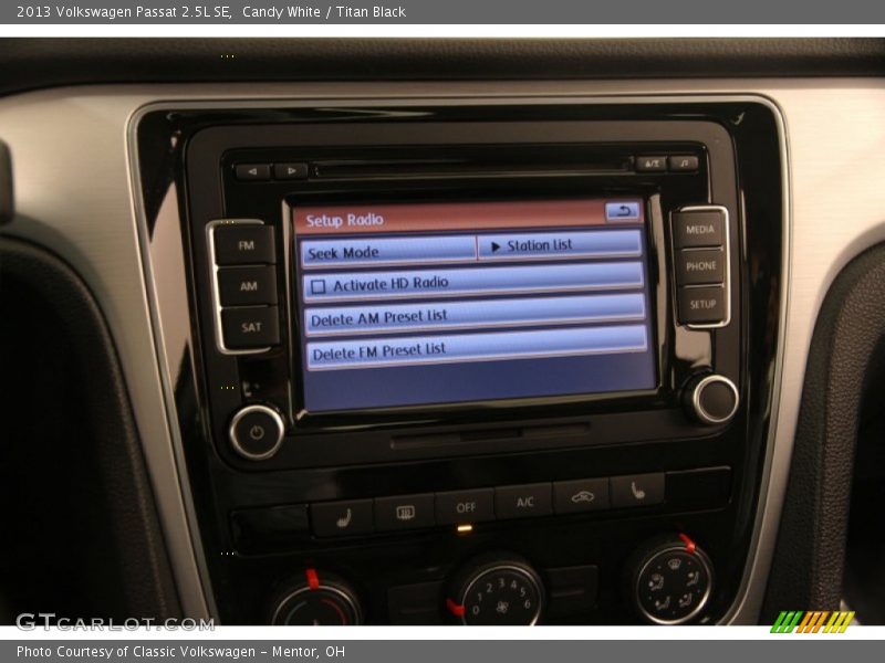 Candy White / Titan Black 2013 Volkswagen Passat 2.5L SE