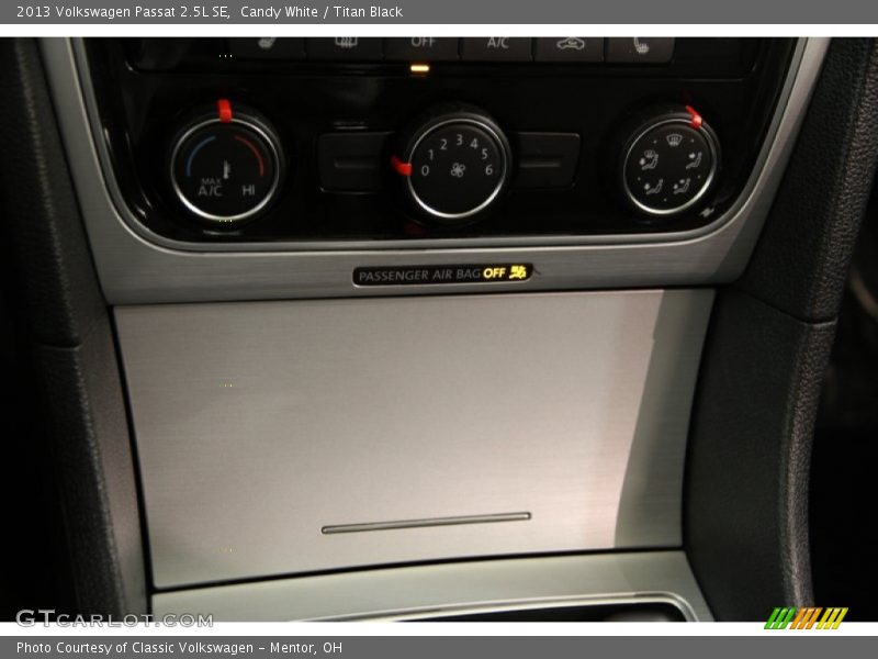 Candy White / Titan Black 2013 Volkswagen Passat 2.5L SE