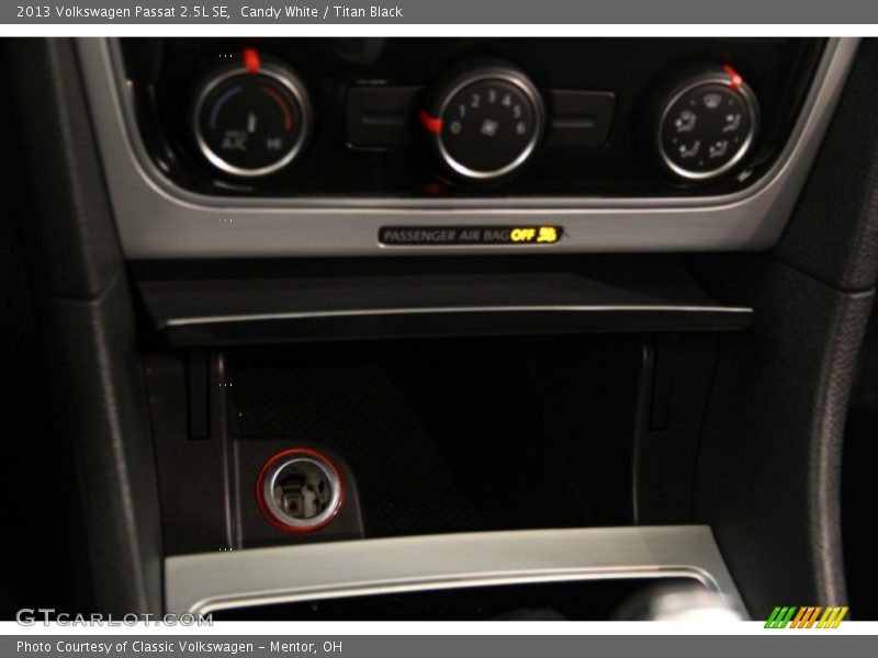 Candy White / Titan Black 2013 Volkswagen Passat 2.5L SE