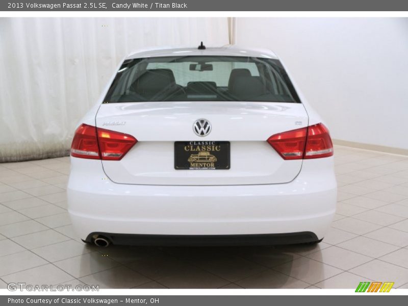 Candy White / Titan Black 2013 Volkswagen Passat 2.5L SE