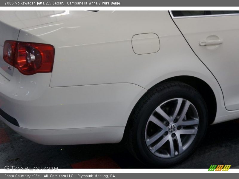 Campanella White / Pure Beige 2005 Volkswagen Jetta 2.5 Sedan