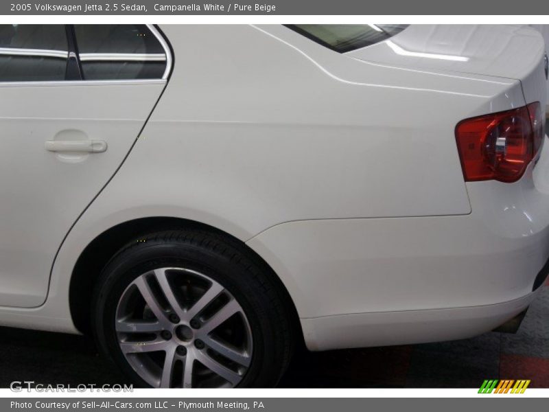 Campanella White / Pure Beige 2005 Volkswagen Jetta 2.5 Sedan