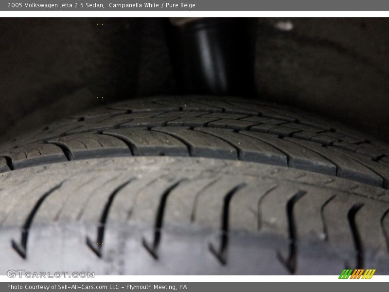 Campanella White / Pure Beige 2005 Volkswagen Jetta 2.5 Sedan