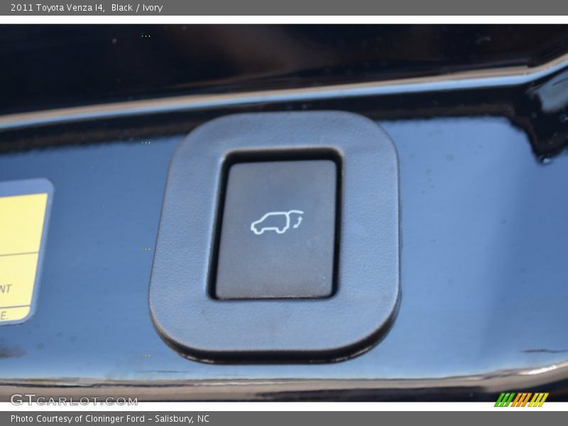 Black / Ivory 2011 Toyota Venza I4