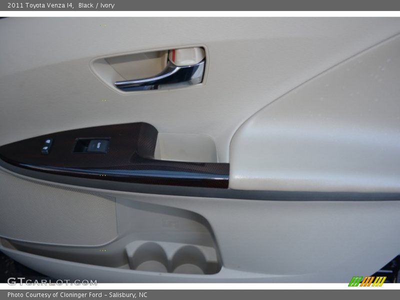 Black / Ivory 2011 Toyota Venza I4