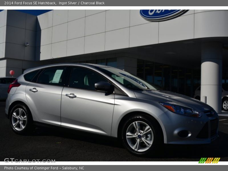 Ingot Silver / Charcoal Black 2014 Ford Focus SE Hatchback