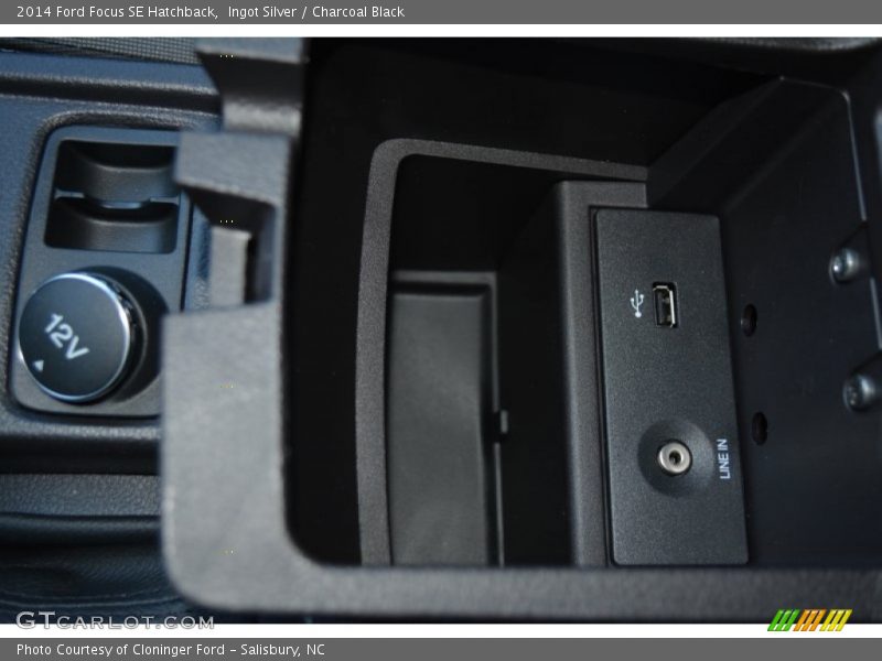 Ingot Silver / Charcoal Black 2014 Ford Focus SE Hatchback