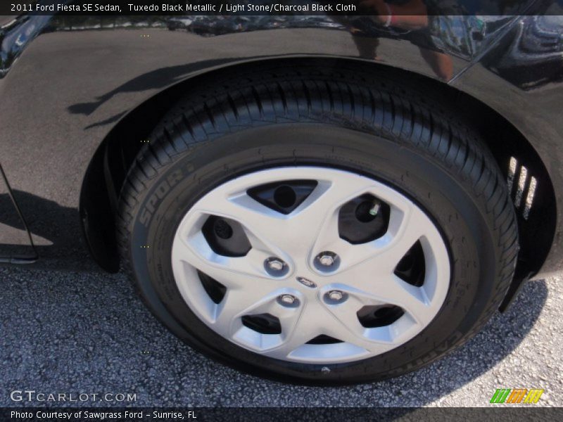 Tuxedo Black Metallic / Light Stone/Charcoal Black Cloth 2011 Ford Fiesta SE Sedan