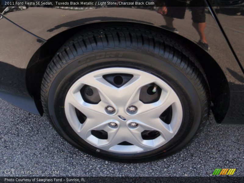 Tuxedo Black Metallic / Light Stone/Charcoal Black Cloth 2011 Ford Fiesta SE Sedan