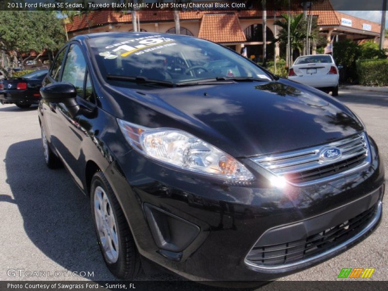 Tuxedo Black Metallic / Light Stone/Charcoal Black Cloth 2011 Ford Fiesta SE Sedan
