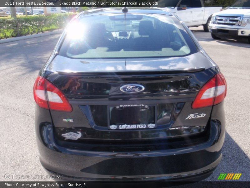 Tuxedo Black Metallic / Light Stone/Charcoal Black Cloth 2011 Ford Fiesta SE Sedan
