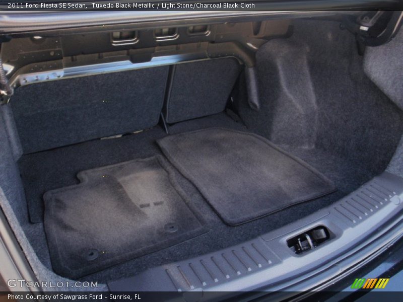Tuxedo Black Metallic / Light Stone/Charcoal Black Cloth 2011 Ford Fiesta SE Sedan