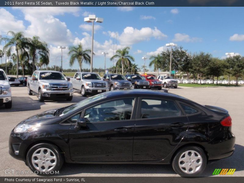 Tuxedo Black Metallic / Light Stone/Charcoal Black Cloth 2011 Ford Fiesta SE Sedan