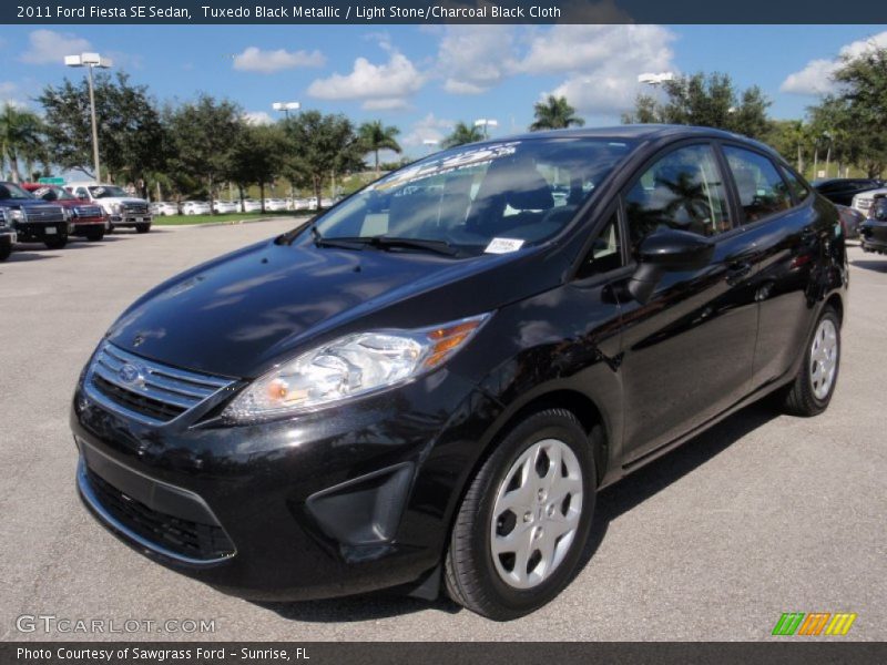 Tuxedo Black Metallic / Light Stone/Charcoal Black Cloth 2011 Ford Fiesta SE Sedan