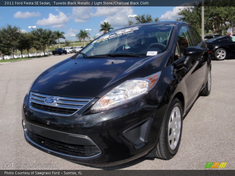 Tuxedo Black Metallic / Light Stone/Charcoal Black Cloth 2011 Ford Fiesta SE Sedan
