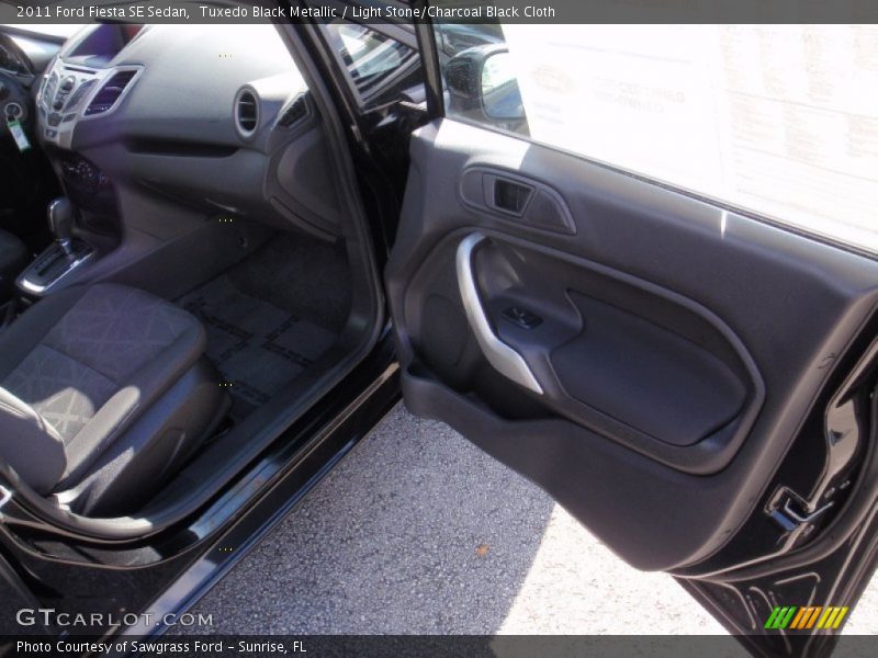 Tuxedo Black Metallic / Light Stone/Charcoal Black Cloth 2011 Ford Fiesta SE Sedan