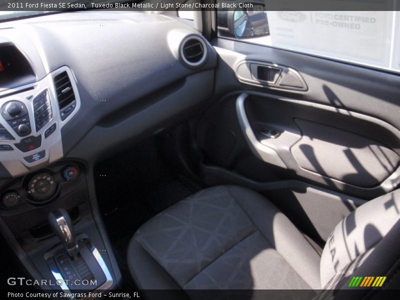 Tuxedo Black Metallic / Light Stone/Charcoal Black Cloth 2011 Ford Fiesta SE Sedan