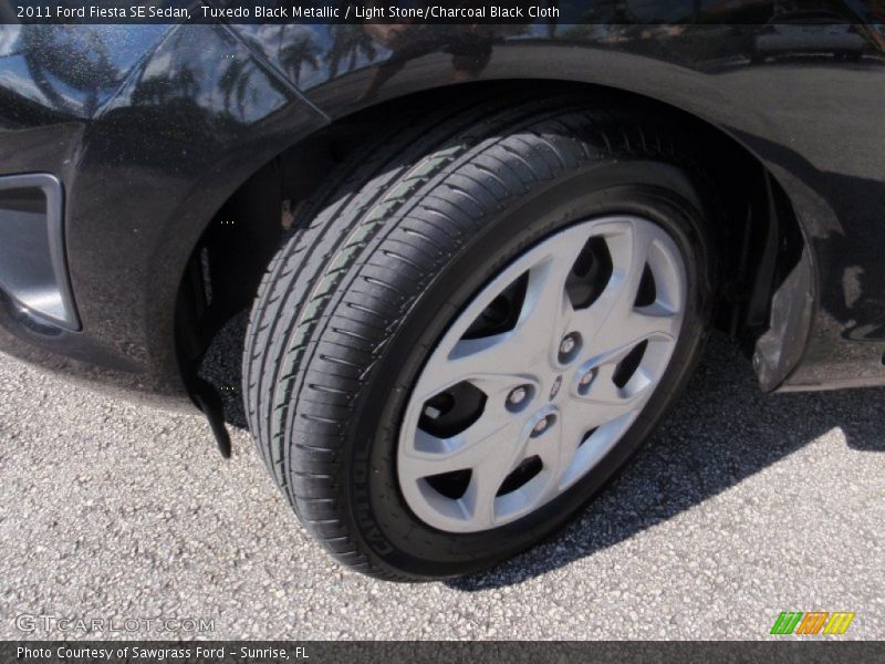 Tuxedo Black Metallic / Light Stone/Charcoal Black Cloth 2011 Ford Fiesta SE Sedan