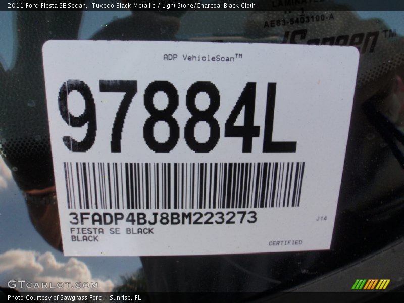 Tuxedo Black Metallic / Light Stone/Charcoal Black Cloth 2011 Ford Fiesta SE Sedan