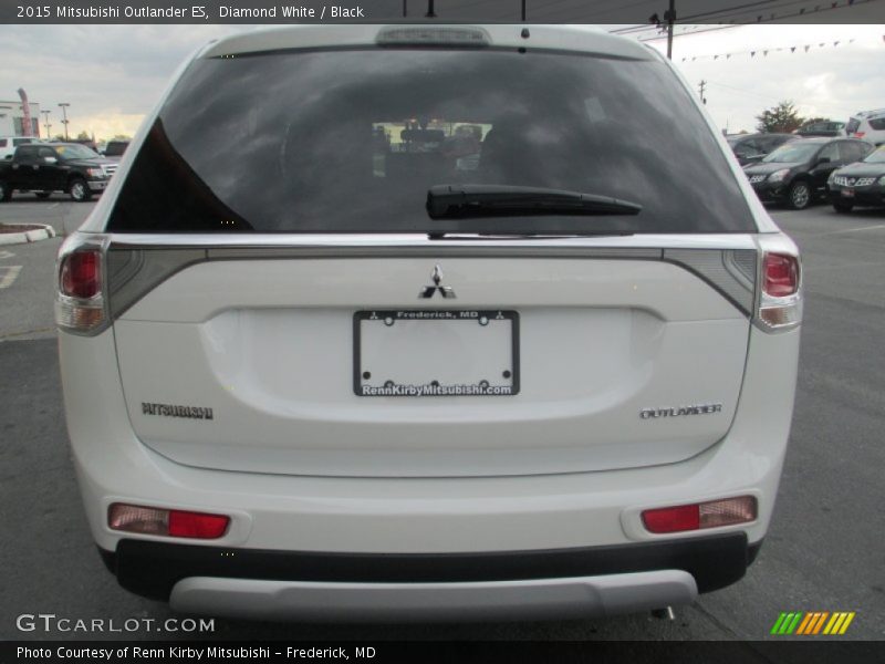 Diamond White / Black 2015 Mitsubishi Outlander ES