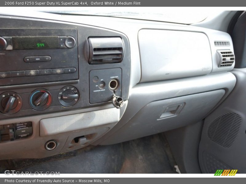 Oxford White / Medium Flint 2006 Ford F250 Super Duty XL SuperCab 4x4