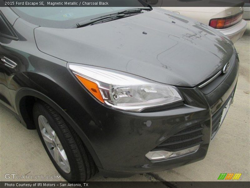 Magnetic Metallic / Charcoal Black 2015 Ford Escape SE