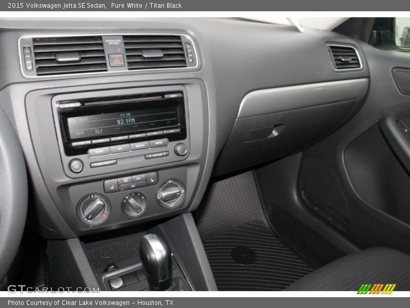 Pure White / Titan Black 2015 Volkswagen Jetta SE Sedan