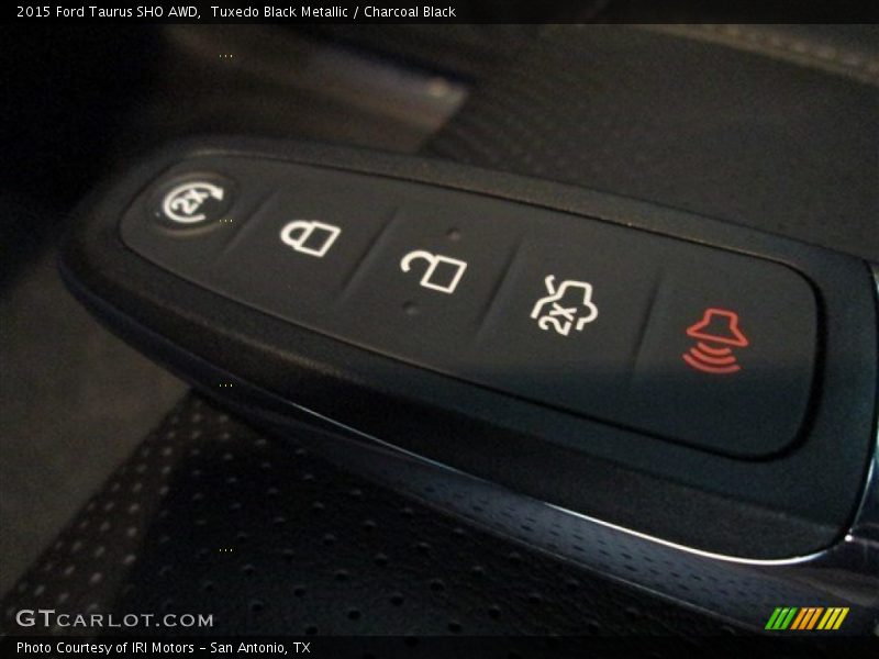 Tuxedo Black Metallic / Charcoal Black 2015 Ford Taurus SHO AWD