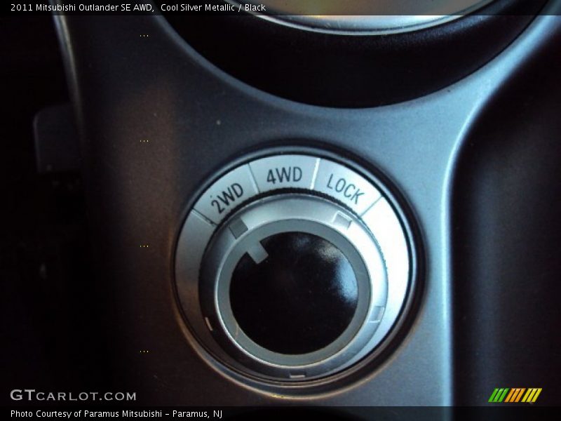 Cool Silver Metallic / Black 2011 Mitsubishi Outlander SE AWD