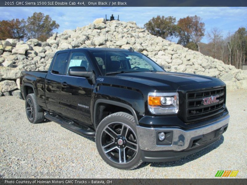 Front 3/4 View of 2015 Sierra 1500 SLE Double Cab 4x4