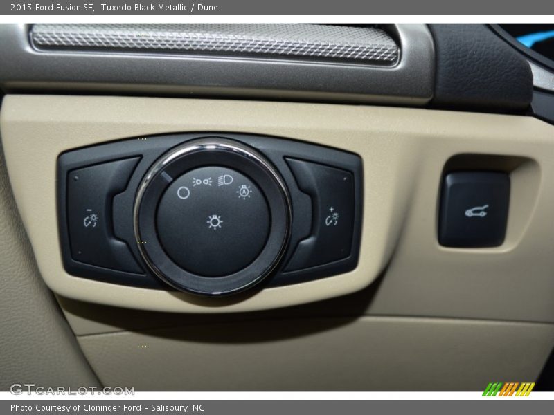 Tuxedo Black Metallic / Dune 2015 Ford Fusion SE