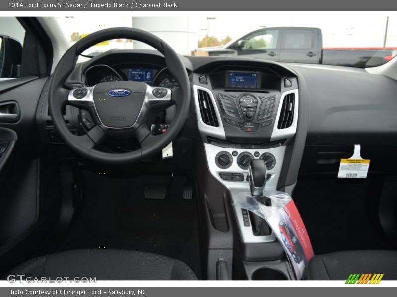 Tuxedo Black / Charcoal Black 2014 Ford Focus SE Sedan