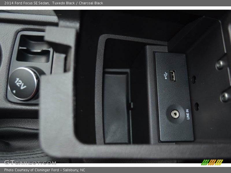 Tuxedo Black / Charcoal Black 2014 Ford Focus SE Sedan