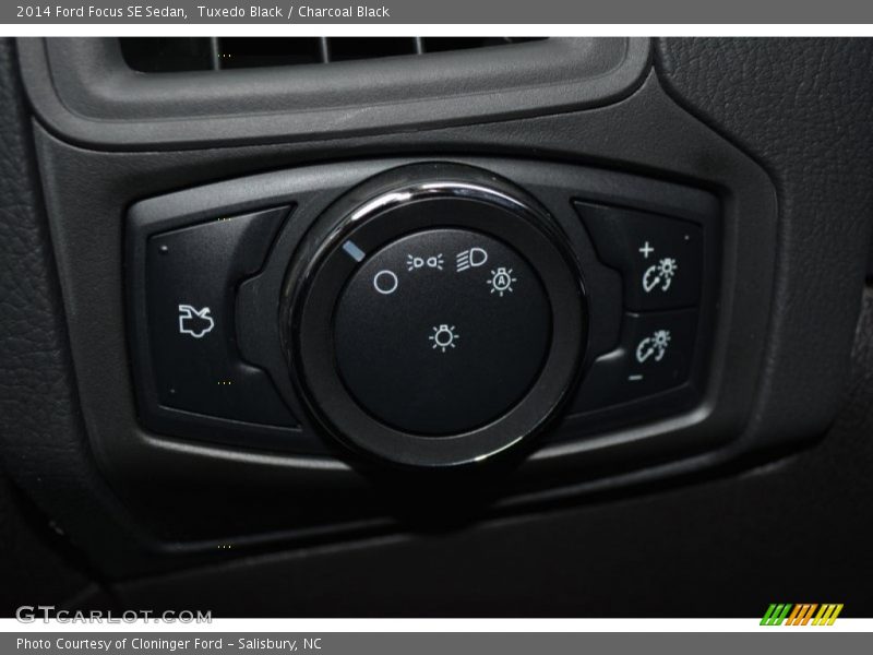 Tuxedo Black / Charcoal Black 2014 Ford Focus SE Sedan