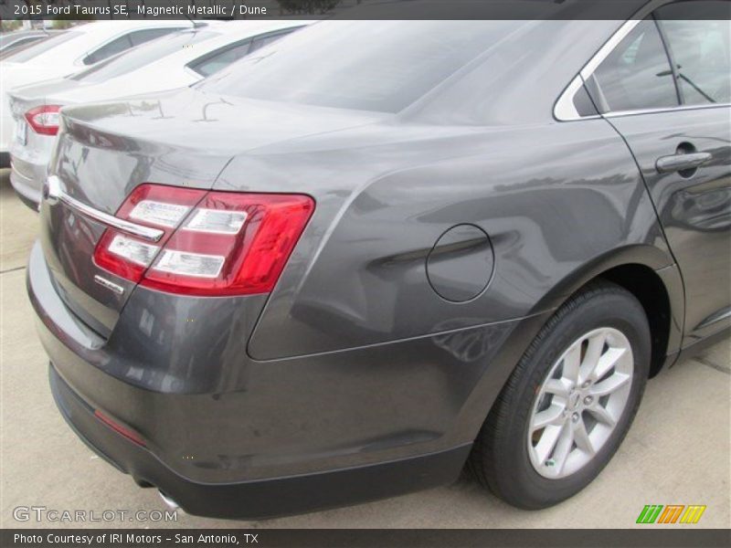 Magnetic Metallic / Dune 2015 Ford Taurus SE