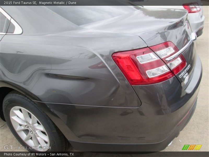 Magnetic Metallic / Dune 2015 Ford Taurus SE