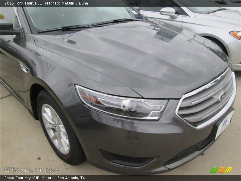 Magnetic Metallic / Dune 2015 Ford Taurus SE